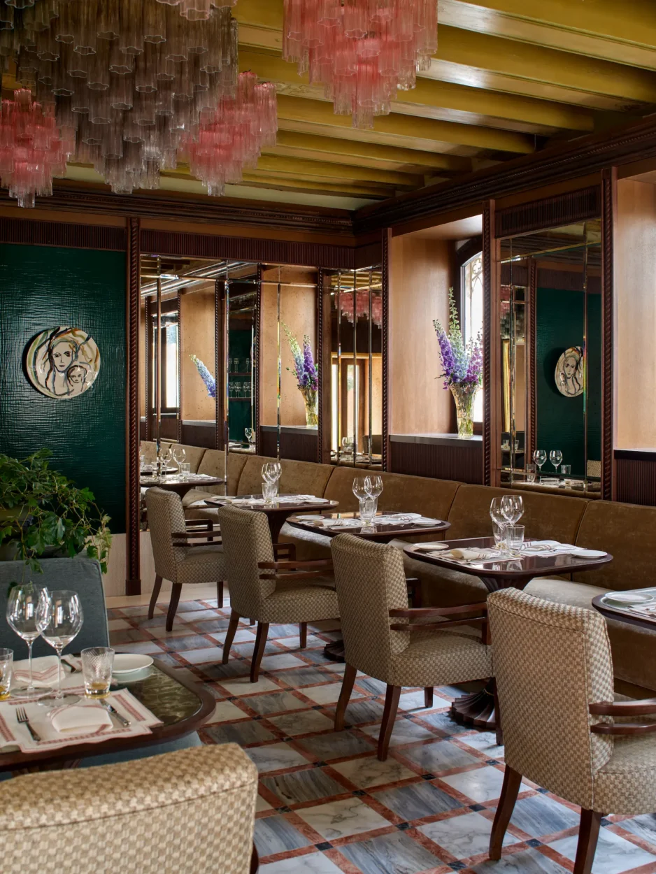 La Casati restaurant at Orient Express Venezia with sculptural walls, warm lighting and elegant dining tables.