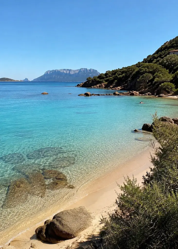 Clear turquoise water and sandy shoreline at Spiaggia Ira near Porto Rotondo on Sardinia’s Costa Smeralda.